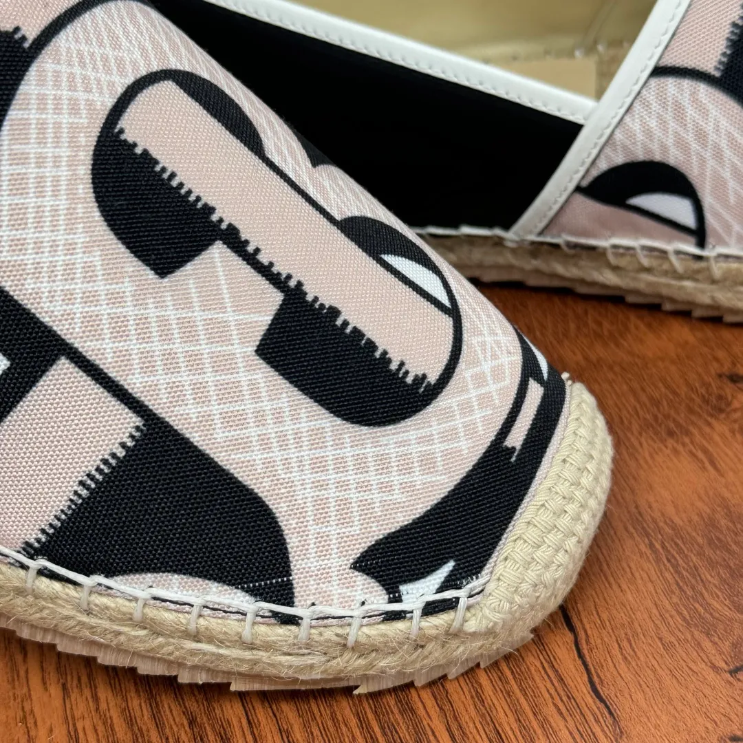 Batch 600 Burberry/Burberry new summer men's embroidered straw fisherman shoes, cool slip-on straw shoes! Encounter British fashion with Burberry espadrilles, a perfect blend of classic and fashionable. The unique printing on the upper is a manifestation of the brand's style. Every color and every pattern tells the story of England. Straw soles bring a natural texture, comfortable and chic. Whether you are strolling in the city streets or heading to the beach for vacation, it can add elegance and charm to you, easily become the center of attention, and start your own fashion journey. Classic knitted canvas upper, with thin calfskin lining suitable for summer, straw lining, genuine leather patch at the bottom of the heel, hemming technology, and Mark stitching details! Anti-slip rubber bottom layer, integrated injection molding of large LOGO letters and badges, multiple colors and styles to choose from, complete package! Size: 39-40-41-42-43-44 Normal size Item number: 2025-5 Printed black pink